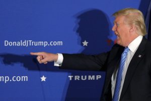 U.S. Republican presidential candidate Donald Trump takes the stage at a campaign rally in Windham, New Hampshire, January 11, 2016. REUTERS/Brian Snyder - RTX21VNU